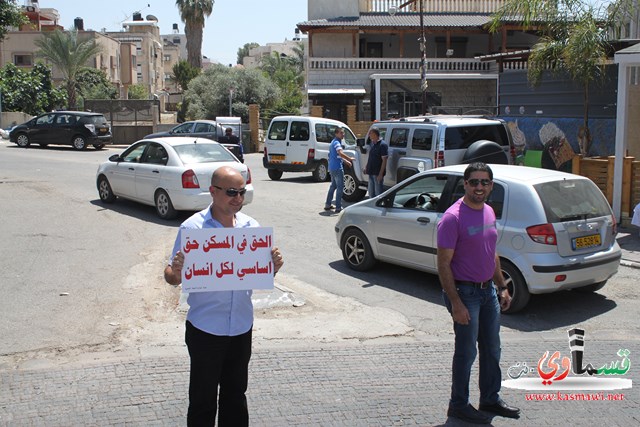 تم اضافة فيديو: وقفة احتجاجية ضد قرارات الهدم وحضور ضعيف ولا مبالاة من اهالي كفرقاسم